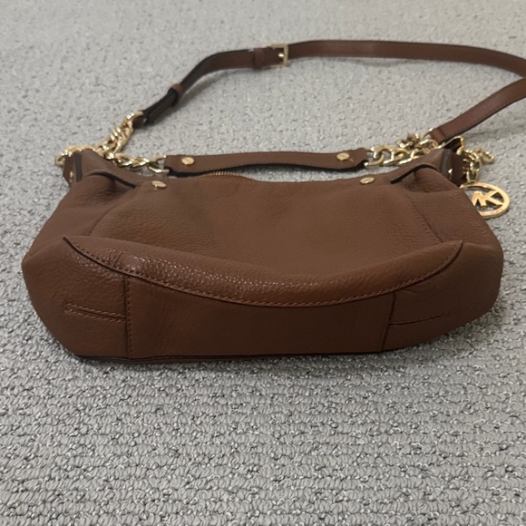 Michael Kors Tan Shoulder Bag with Gold Chain - Picture 3 of 5